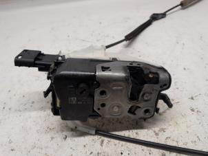 Begagnade Dörrlåsmekanism, 2-dörrars, höger Peugeot Partner (GC/GF/GG/GJ/GK) 1.6 BlueHDI 75 Pris € 36,75 Marginaltabell erbjuds av Reclycar De Boer BV