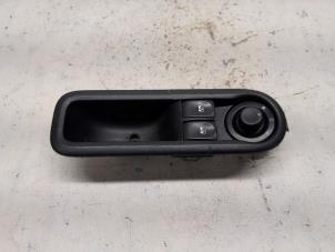 Begagnade Brytare, eldrivna fönster Renault Twingo II (CN) 1.2 16V Pris € 31,50 Marginaltabell erbjuds av Reclycar De Boer BV