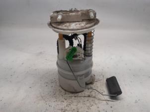 Begagnade Elektrisk bränslepump Renault Clio IV (5R) 0.9 Energy TCE 90 12V Pris € 52,50 Marginaltabell erbjuds av Reclycar De Boer BV