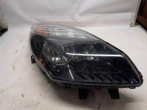 Gebruikte Koplamp rechts Renault Scénic III (JZ) 2.0 16V CVT Prijs € 157,50 Margeregeling aangeboden door Reclycar De Boer BV