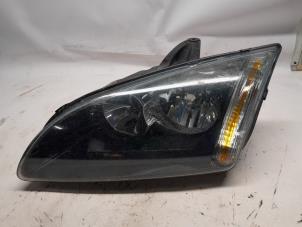 Begagnade Strålkastare, vänster Ford Focus 2 1.6 TDCi 16V 110 Pris € 52,50 Marginaltabell erbjuds av Reclycar De Boer BV