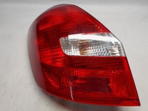 Begagnade Baklykta, vänster Skoda Fabia II (5J) 1.2i 12V Pris € 31,50 Marginaltabell erbjuds av Reclycar De Boer BV