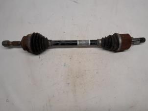 Begagnade Drivaxel, vänster fram Peugeot 208 I (CA/CC/CK/CL) 1.2 12V e-THP PureTech 110 Pris € 42,00 Marginaltabell erbjuds av Reclycar De Boer BV