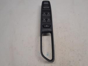 Gebruikte Elektrisch Raam Schakelaar Renault Captur (2R) 0.9 Energy TCE 12V Prijs € 52,50 Margeregeling aangeboden door Reclycar De Boer BV