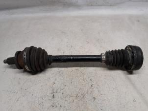 Gebruikte Aandrijfas links-voor Volkswagen Polo IV (9N1/2/3) 1.4 16V Prijs € 36,75 Margeregeling aangeboden door Reclycar De Boer BV