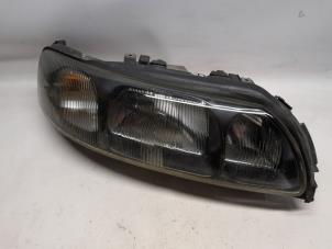 Begagnade Strålkastare, höger Volvo S60 I (RS/HV) 2.4 20V 140 Pris € 78,75 Marginaltabell erbjuds av Reclycar De Boer BV