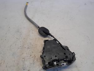 Używane Mechanizm blokady drzwi prawych przednich wersja 4-drzwiowa Renault Austral 1.2 E-Tech Hybrid 200 Cena € 131,25 Procedura marży oferowane przez Reclycar De Boer BV