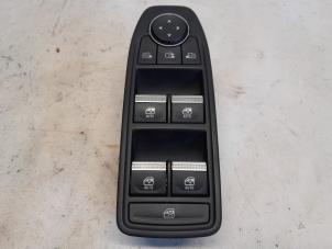 Gebruikte Elektrisch Raam Schakelaar Renault Megane E-Tech (RCB) Prijs € 78,75 Margeregeling aangeboden door Reclycar De Boer BV