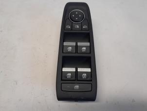 Gebruikte Elektrisch Raam Schakelaar Renault Austral 1.2 E-Tech Hybrid 200 Prijs € 36,75 Margeregeling aangeboden door Reclycar De Boer BV