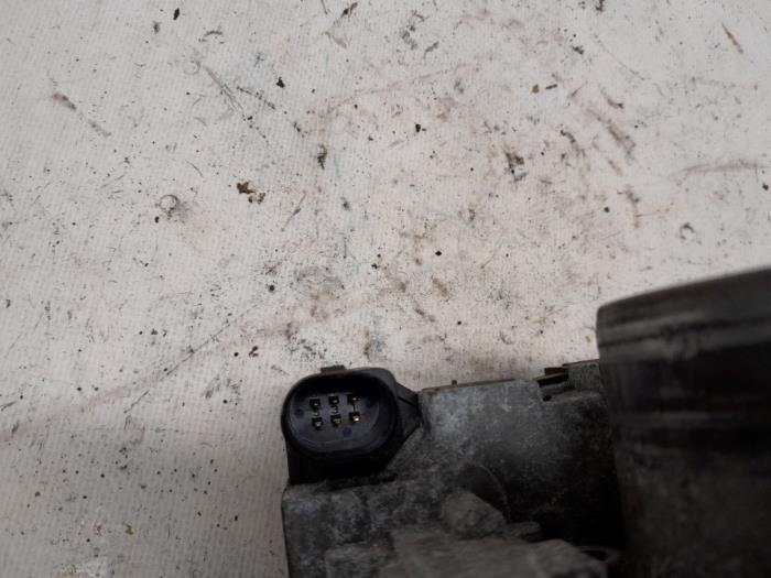 Gasklephuis van een Volkswagen Golf V (1K1) 1.6 FSI 16V 2005