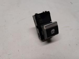 Gebruikte Elektrisch Raam Schakelaar Renault Austral 1.2 E-Tech Hybrid 200 Prijs € 26,25 Margeregeling aangeboden door Reclycar De Boer BV