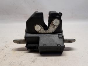 Gebruikte Slotmechaniek Achterklep Opel Corsa D 1.6i OPC 16V Turbo Prijs € 21,00 Margeregeling aangeboden door Reclycar De Boer BV