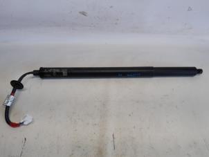 Używane Amortyzator gazowy lewy tyl Renault Austral 1.2 E-Tech Hybrid 200 Cena € 210,00 Procedura marży oferowane przez Reclycar De Boer BV