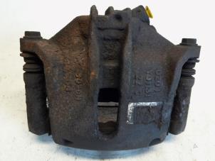 Gebruikte Remklauw (Tang) links-voor Peugeot 208 I (CA/CC/CK/CL) 1.2 Vti 12V PureTech 82 Prijs € 21,00 Margeregeling aangeboden door Reclycar De Boer BV