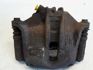 Gebruikte Remklauw (Tang) rechts-voor Peugeot 208 I (CA/CC/CK/CL) 1.2 Vti 12V PureTech 82 Prijs € 21,00 Margeregeling aangeboden door Reclycar De Boer BV