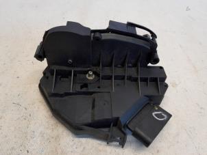 Gebruikte Deurslot Mechaniek 2Deurs links Ford Fiesta 6 (JA8) 1.0 EcoBoost 12V 125 Prijs € 26,25 Margeregeling aangeboden door Reclycar De Boer BV