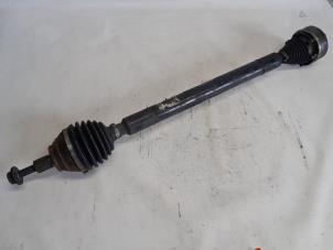 Begagnade Drivaxel, höger fram Audi A3 Sportback (8VA/8VF) 1.6 TDI 16V Pris € 42,00 Marginaltabell erbjuds av Reclycar De Boer BV