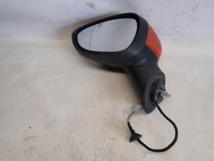 Używane Lusterko zewnetrzne lewe Ford B-Max (JK8) 1.6 TDCi 95 Cena € 105,00 Procedura marży oferowane przez Reclycar De Boer BV