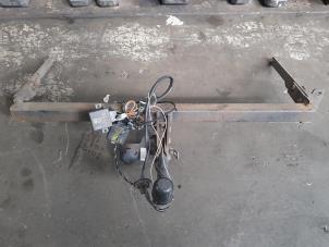 Używane Hak holowniczy Ford B-Max (JK8) 1.6 TDCi 95 Cena € 105,00 Procedura marży oferowane przez Reclycar De Boer BV