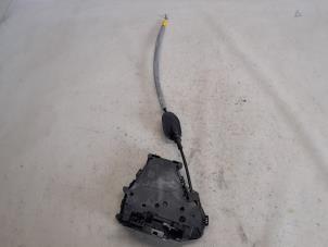 Używane Mechanizm blokady drzwi prawych przednich wersja 4-drzwiowa Renault Austral 1.2 Mild Hybrid Advanced 130 Cena € 131,25 Procedura marży oferowane przez Reclycar De Boer BV