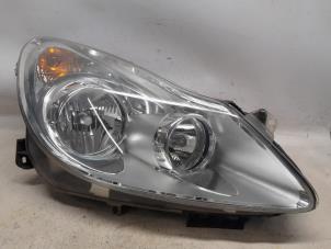 Begagnade Strålkastare, höger Opel Corsa D 1.2 16V Pris € 78,75 Marginaltabell erbjuds av Reclycar De Boer BV