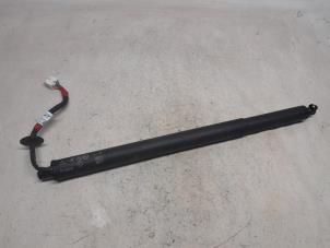 Używane Amortyzator gazowy lewy tyl Renault Austral 1.2 Mild Hybrid Advanced 130 Cena € 210,00 Procedura marży oferowane przez Reclycar De Boer BV