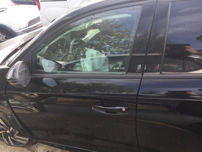 Dörr, 4-dörrars, vänster fram från en Peugeot 208 II (UB/UH/UP) 1.2 Vti 12V PureTech 100 2023