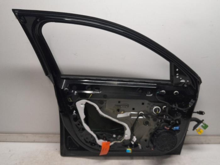 Dörr, 4-dörrars, vänster fram från en Peugeot 208 II (UB/UH/UP) 1.2 Vti 12V PureTech 100 2023