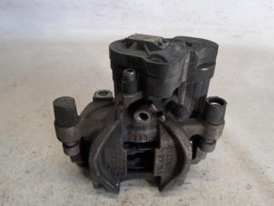 Gebruikte Remklauw (Tang) links-achter Audi Q2 (GAB/GAG) 2.0 30 TDI 16V Prijs € 78,75 Margeregeling aangeboden door Reclycar De Boer BV