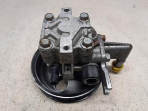 Begagnade Servostyrningspump Hyundai Santa Fe II (CM) 2.4 16V 4x4 Pris på förfrågan erbjuds av Reclycar De Boer BV