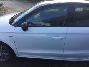 Begagnade Dörr, 4-dörrars, vänster fram Audi A1 Sportback (8XA/8XF) 1.4 TFSI Cylinder on demand 16V Pris € 630,00 Marginaltabell erbjuds av Reclycar De Boer BV