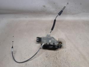 Używane Mechanizm blokady drzwi lewych przednich wersja 4-drzwiowa Peugeot 208 II (UB/UH/UP) 1.2 Vti 12V PureTech 100 Cena € 36,75 Procedura marży oferowane przez Reclycar De Boer BV