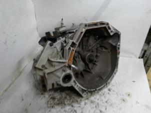 Używane Skrzynia biegów Nissan NV 200 (M20M) 1.5 dCi 110 Cena € 525,00 Procedura marży oferowane przez Reclycar De Boer BV