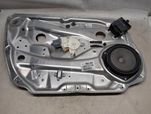 Gebruikte Ruitmechaniek 4Deurs links-voor Mercedes C Estate (S204) 1.8 C-180K 16V Prijs € 52,50 Margeregeling aangeboden door Reclycar De Boer BV