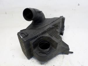 Begagnade Luftfilterhus Renault Clio III (BR/CR) 1.2 16V TCe 100 Pris € 26,25 Marginaltabell erbjuds av Reclycar De Boer BV