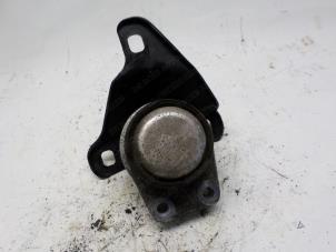 Używane Wspornik silnika Daihatsu Terios (J1) 1.3 16V 4x4 Cena € 15,75 Procedura marży oferowane przez Reclycar De Boer BV