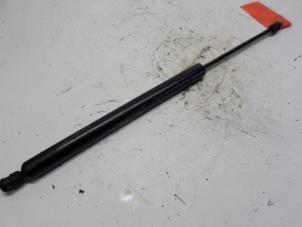 Begagnade Gasfjäder, höger bak Volkswagen Sharan (7M8/M9/M6) 2.0 Pris € 10,50 Marginaltabell erbjuds av Reclycar De Boer BV