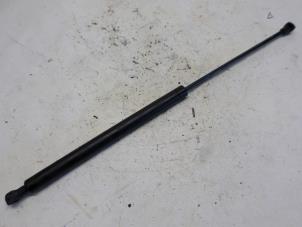 Begagnade Gasfjäder, höger bak Peugeot 206 (2A/C/H/J/S) 2.0 GTI 16V Pris € 10,50 Marginaltabell erbjuds av Reclycar De Boer BV