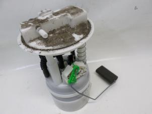 Używane Elektryczna pompa paliwa Renault Twingo II (CN) 1.2 16V Cena € 26,25 Procedura marży oferowane przez Reclycar De Boer BV