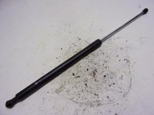 Gebruikte Gasdemper rechts-achter Renault Laguna III Estate (KT) 1.5 dCi 110 Prijs € 10,50 Margeregeling aangeboden door Reclycar De Boer BV