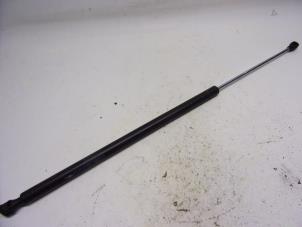 Begagnade Gasfjäder, höger bak Peugeot Partner Combispace 1.6 16V Pris € 10,50 Marginaltabell erbjuds av Reclycar De Boer BV