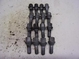 Gebruikte Wielbouten set Renault Twingo III (AH) 1.0 SCe 70 12V Prijs € 52,50 Margeregeling aangeboden door Reclycar De Boer BV