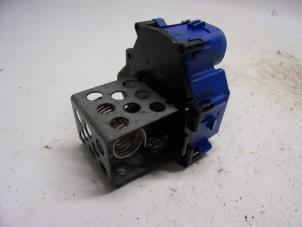 Begagnade Kylfläktsresistor Peugeot 308 SW (4E/H) 1.6 VTI 16V Pris € 26,25 Marginaltabell erbjuds av Reclycar De Boer BV
