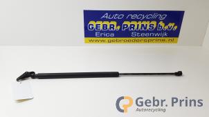 Begagnade Gasfjäder, vänster bak Mitsubishi Space Star (A0) 1.0 12V Pris € 15,00 Marginaltabell erbjuds av Autorec. Gebr. Prins b.v.