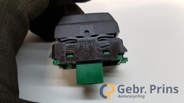 ASR-brytare från en Renault Clio IV (5R) 0.9 Energy TCE 90 12V 2017
