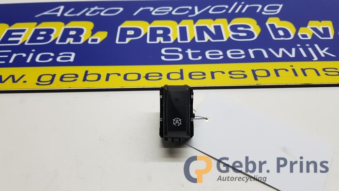 ASR-brytare från en Renault Clio IV Estate/Grandtour (7R) 1.5 Energy dCi 90 FAP 2014