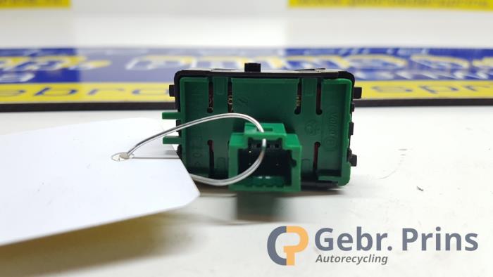 ASR-brytare från en Renault Clio IV Estate/Grandtour (7R) 1.5 Energy dCi 90 FAP 2014