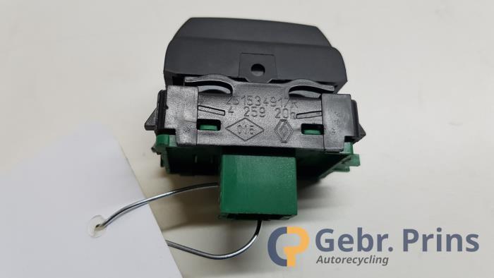 ASR-brytare från en Renault Clio IV Estate/Grandtour (7R) 1.5 Energy dCi 90 FAP 2014