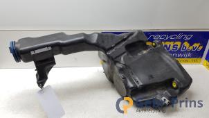 Begagnade Spolartank, vindruta Mercedes C (W204) Pris € 25,00 Marginaltabell erbjuds av Autorec. Gebr. Prins b.v.