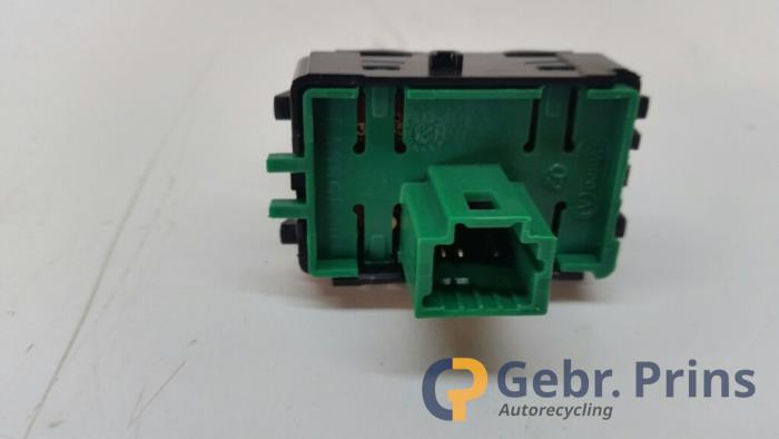 ASR-brytare från en Renault Clio IV Estate/Grandtour (7R) 1.5 Energy dCi 90 FAP 2017